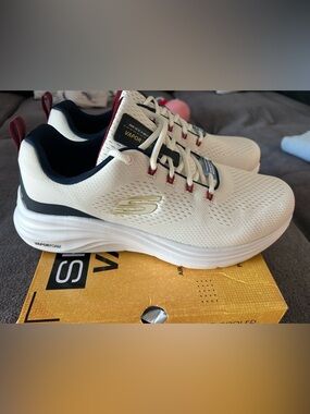Skechers Mens Vapor Foam White/Burgundy. Sneakers NEW Pet free smoke free home
